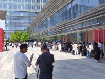 建阳市股票配资 疯抢！中一套暴赚千万 “亿万富豪烈日排队” 结婚黄牛、代持黄牛也来了